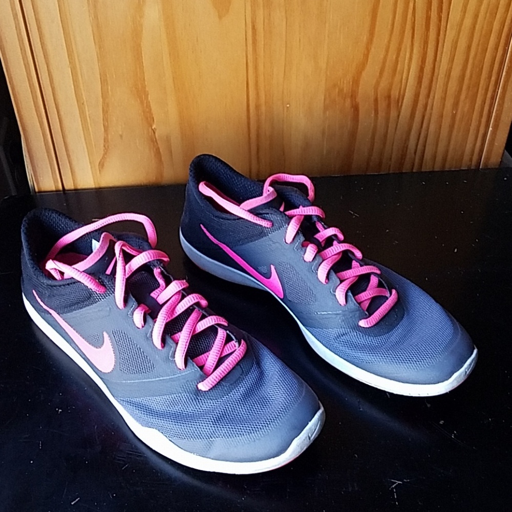 Nike Women's Fitsole Sneaker Size 7